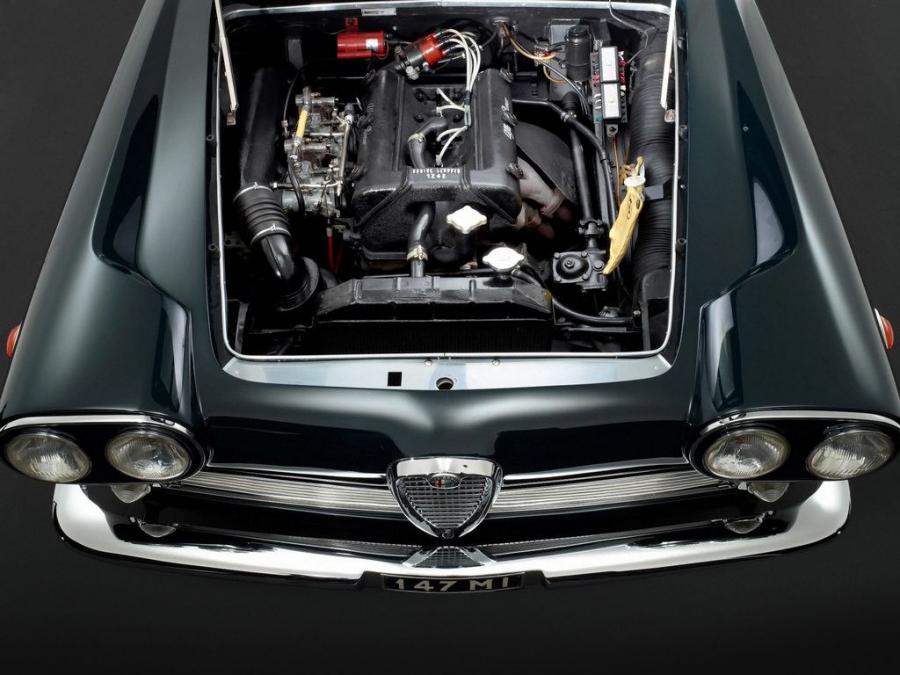 Моторный отсек Alfa Romeo 2000 Sprint "Praho" (102) 1960 года  (фото 9 из 10)